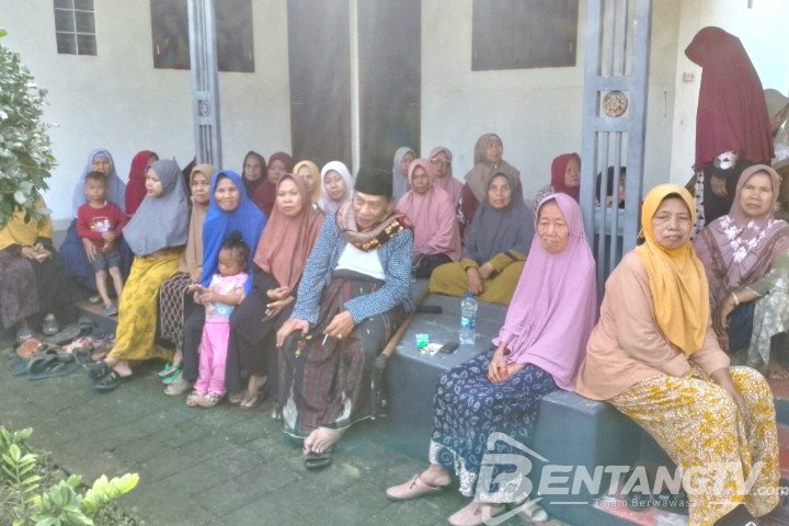 Berbagi Kebahagiaan, Ponpes Al-Hikmah El Ali Cinding Pendawa Kresek Santuni Anak Yatim dan Janda Dhuafa